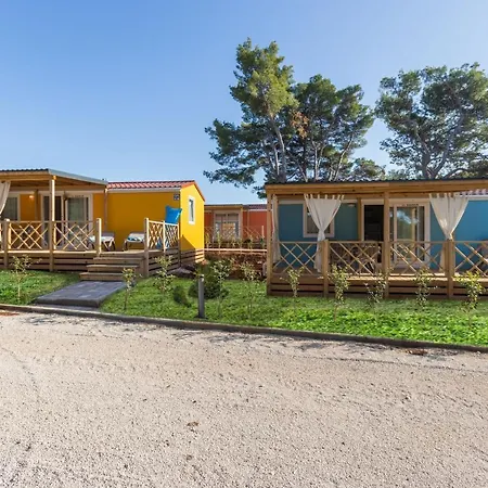 Kompleks wypoczynkowy Camping Adria Mobile Homes Lanterna 4*